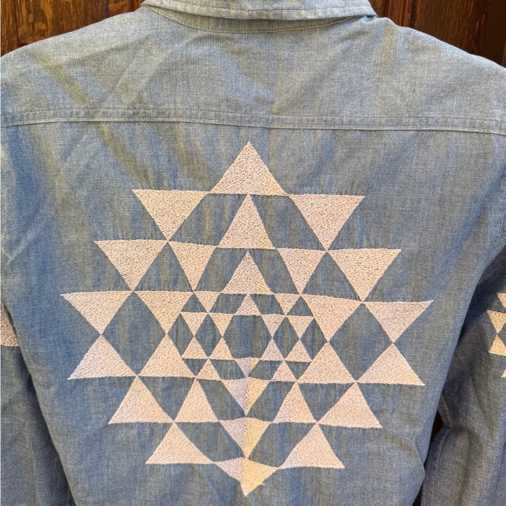Men's Casual Blue Geometric Button-Down Shirt - Picture 3 of 7